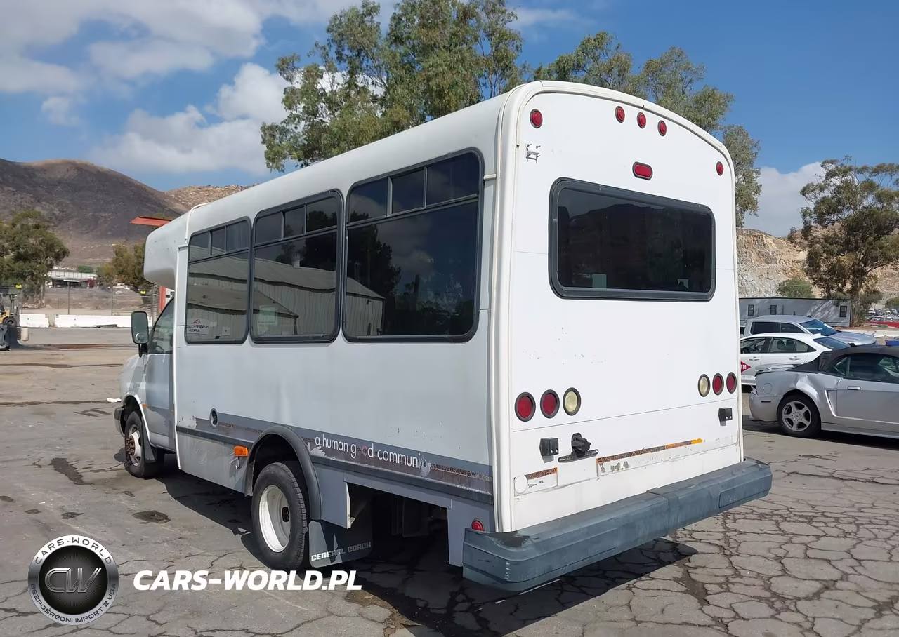 2005 Chevrolet Express Cutaway Base W-C7A VIN:1GBJG31U751233382 - 3