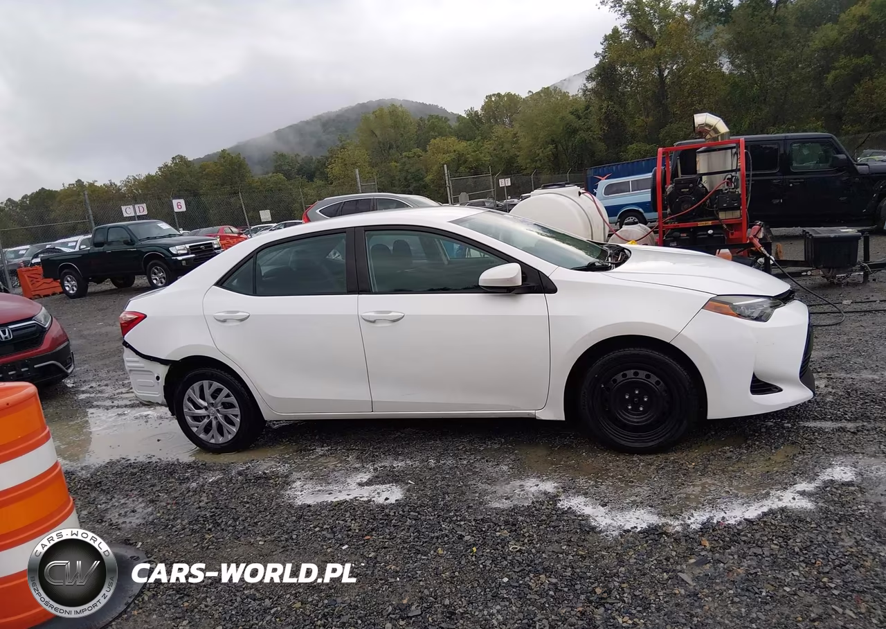 2018 Toyota Corolla Le VIN:5YFBURHE3JP846907 - 13