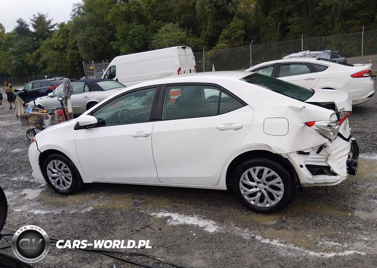 2018 Toyota Corolla Le VIN:5YFBURHE3JP846907 - 14