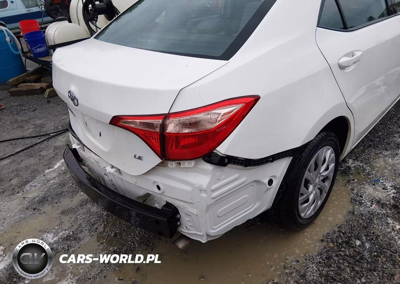 2018 Toyota Corolla Le VIN:5YFBURHE3JP846907 - 17