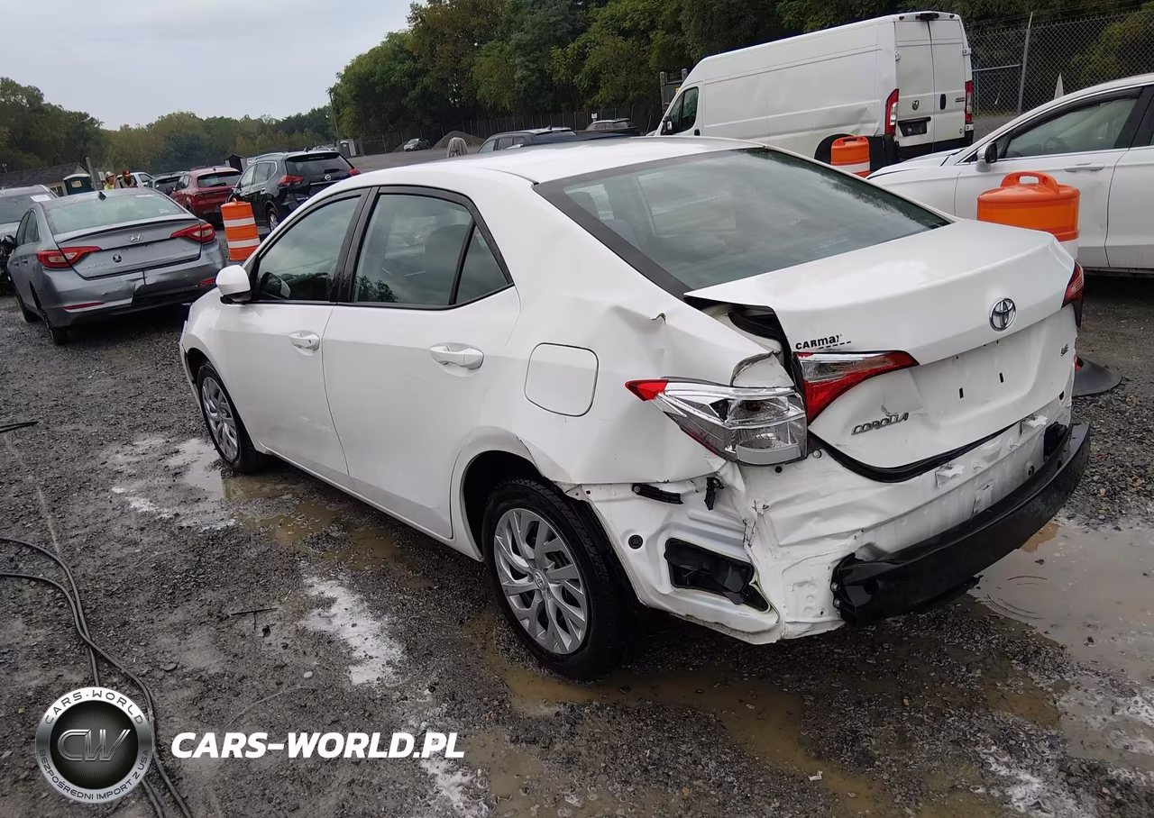 2018 Toyota Corolla Le VIN:5YFBURHE3JP846907 - 3