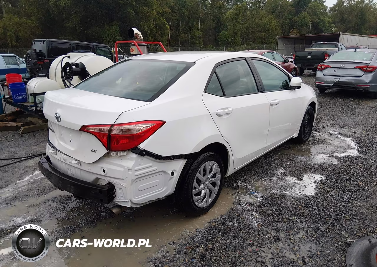 2018 Toyota Corolla Le VIN:5YFBURHE3JP846907 - 4