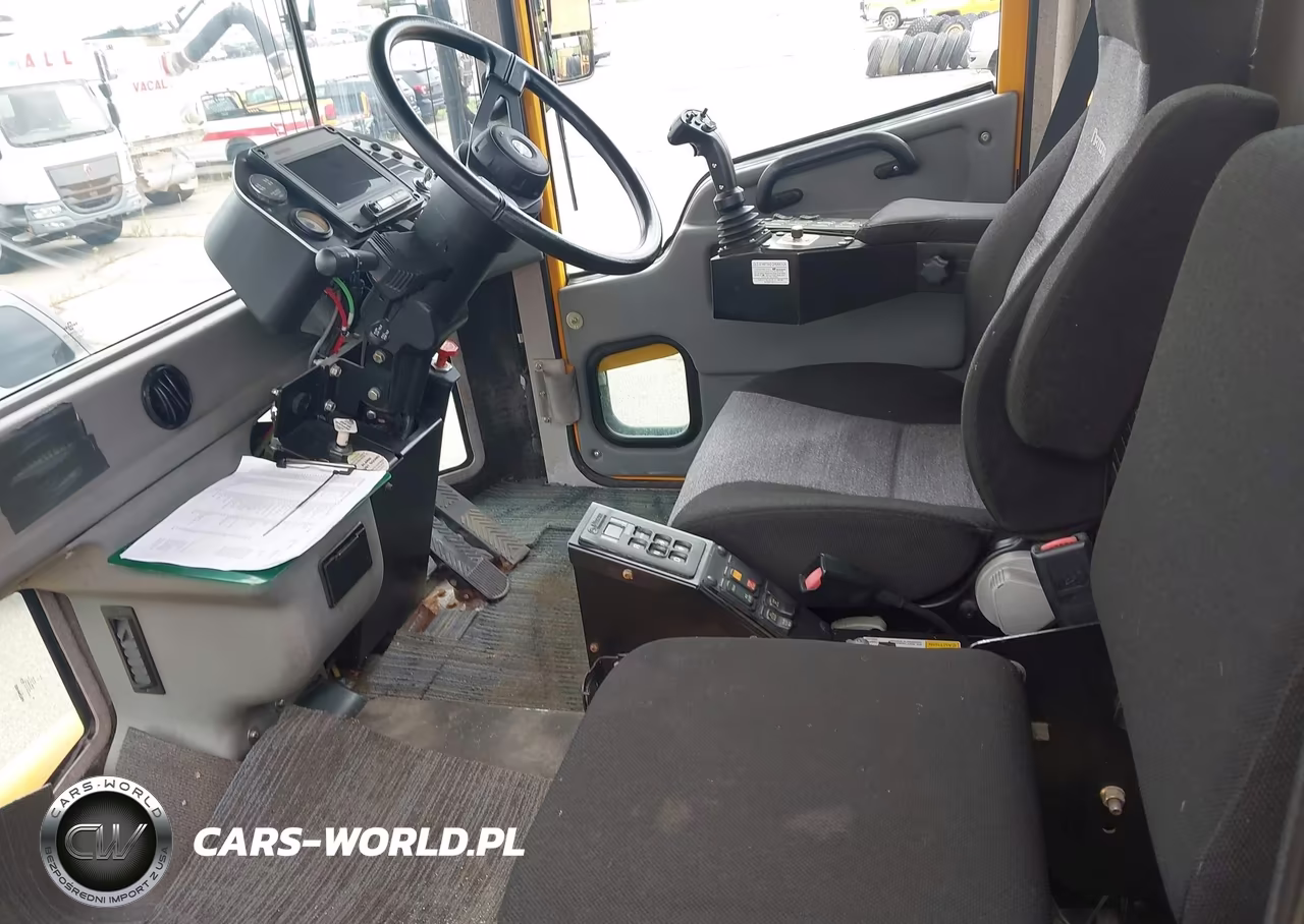 2008 Oshkosh Motor Truck Co. Chassis H VIN:10TBFAP158S102630 - 7