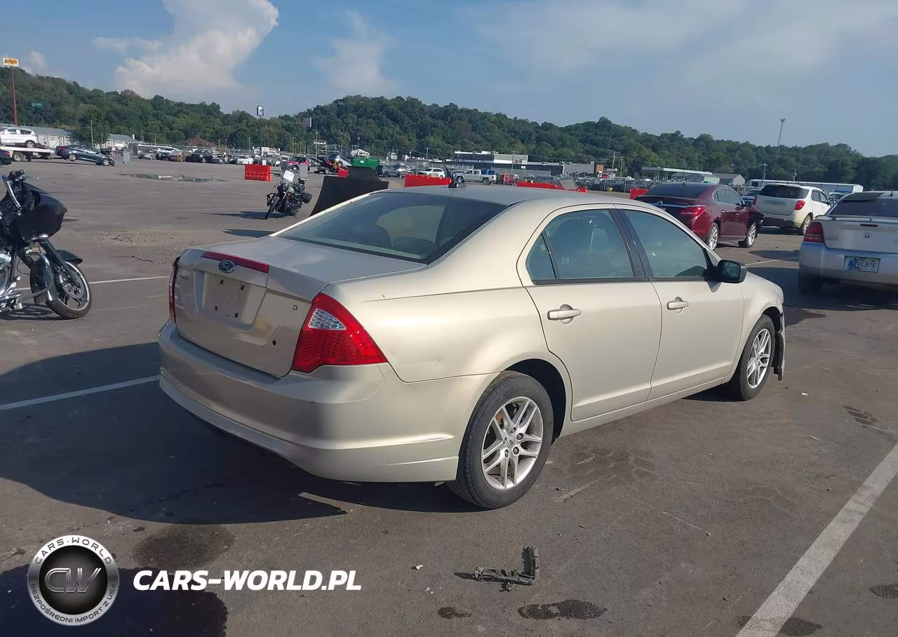 2010 Ford Fusion S VIN:3FAHP0GA0AR243893 - 4