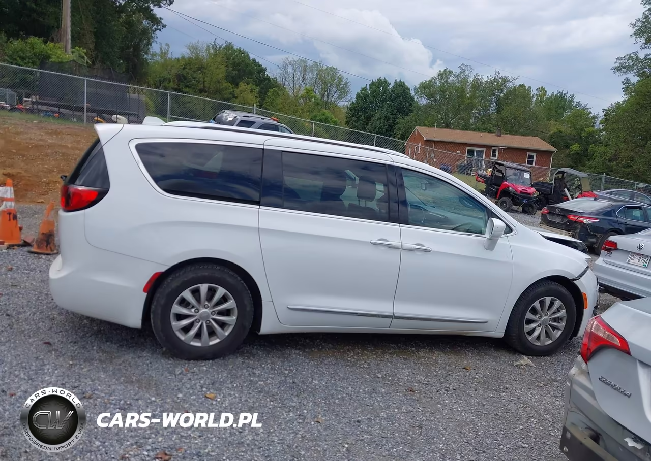 2018 Chrysler Pacifica Touring L VIN:2C4RC1BG0JR141818 - 13