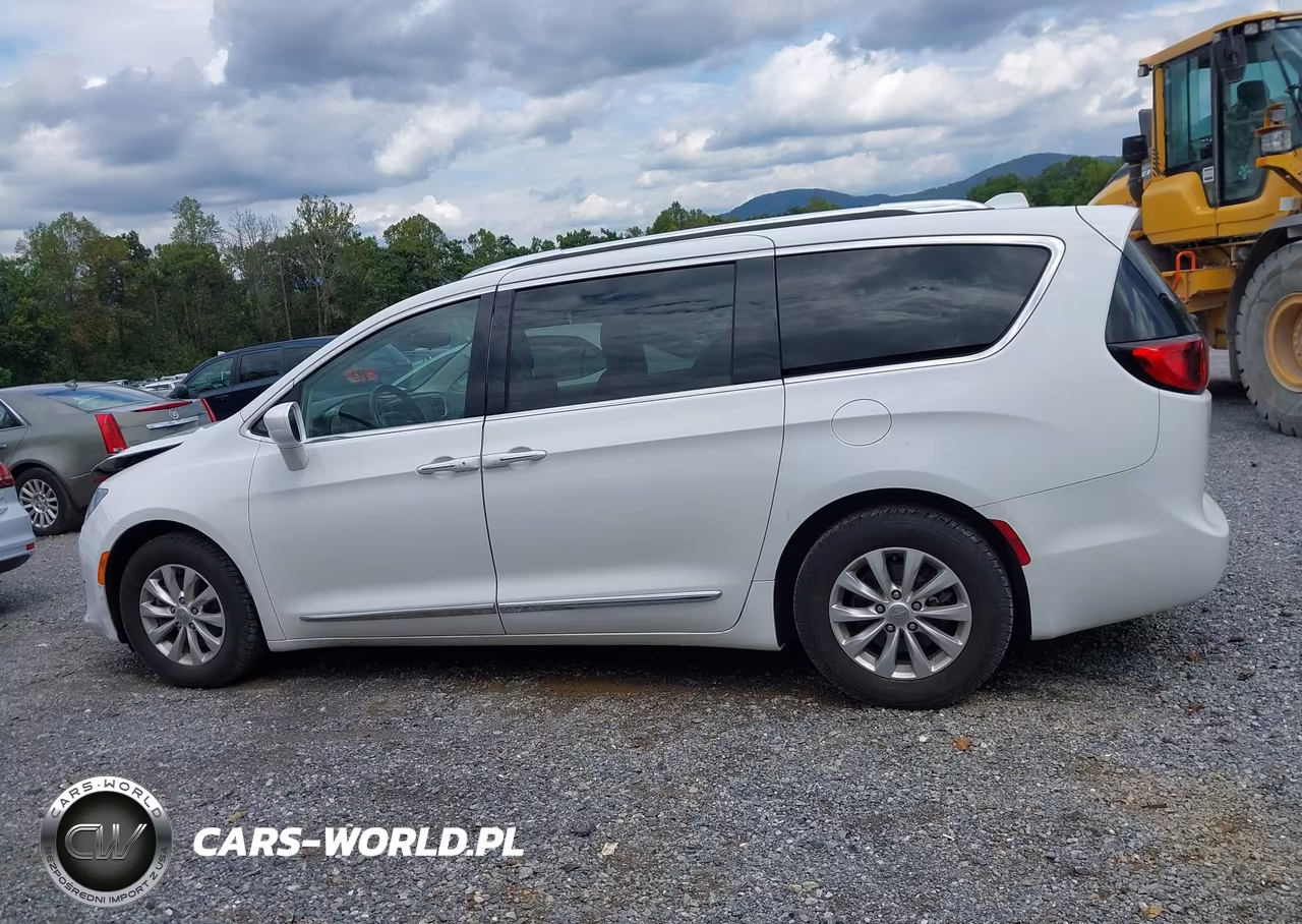 2018 Chrysler Pacifica Touring L VIN:2C4RC1BG0JR141818 - 14