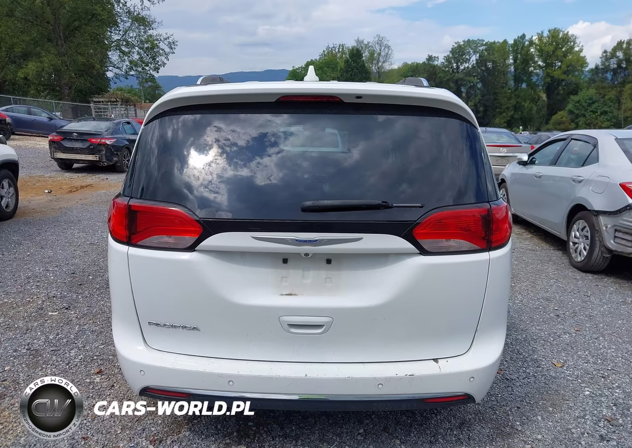 2018 Chrysler Pacifica Touring L VIN:2C4RC1BG0JR141818 - 16