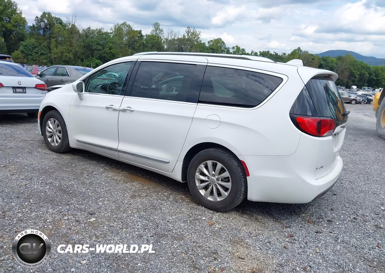 2018 Chrysler Pacifica Touring L VIN:2C4RC1BG0JR141818 - 3