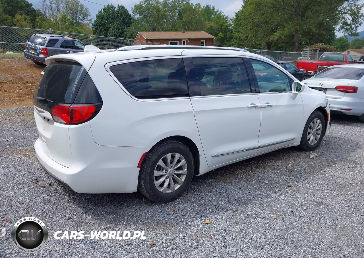 2018 Chrysler Pacifica Touring L VIN:2C4RC1BG0JR141818 - 4