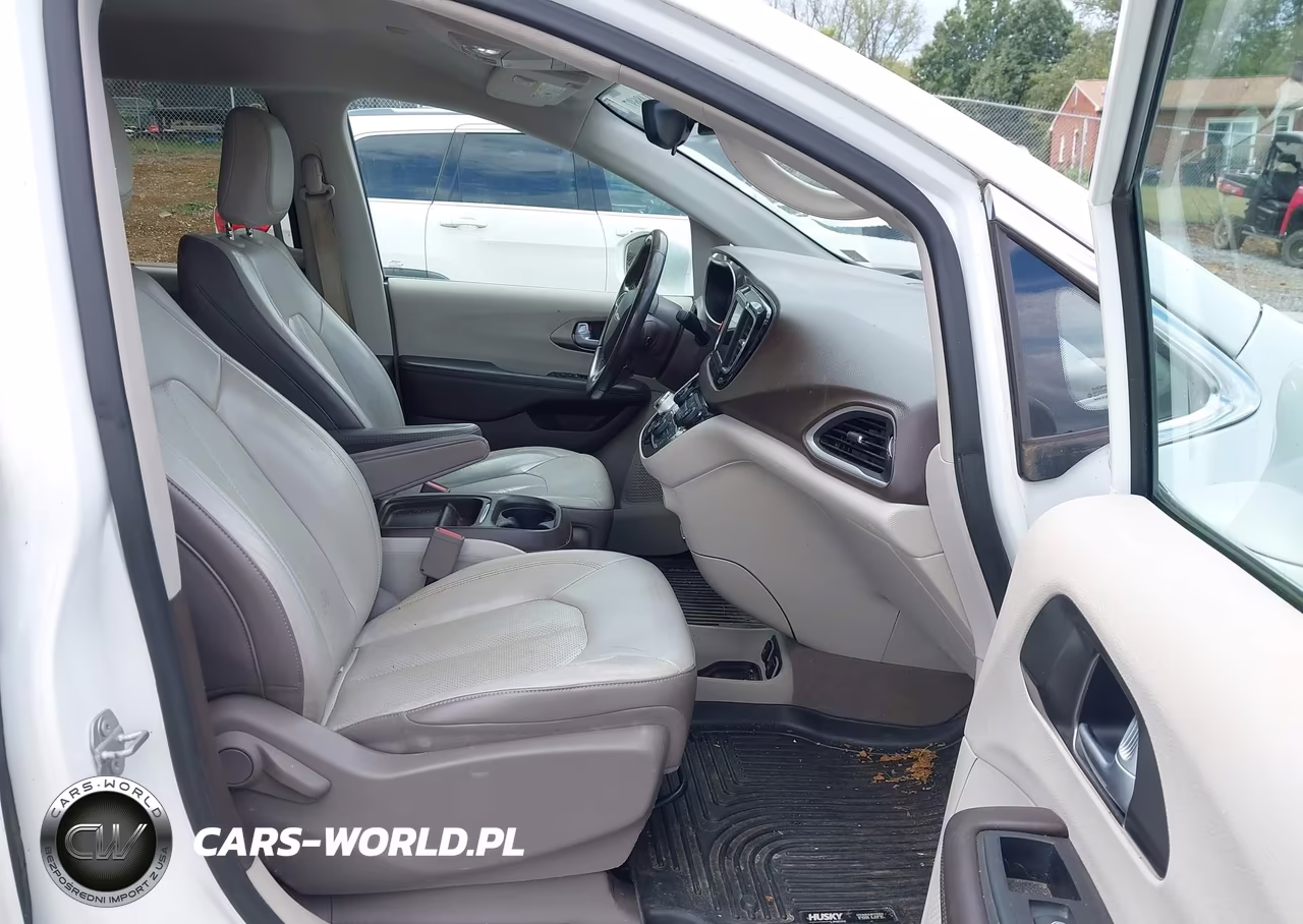 2018 Chrysler Pacifica Touring L VIN:2C4RC1BG0JR141818 - 5