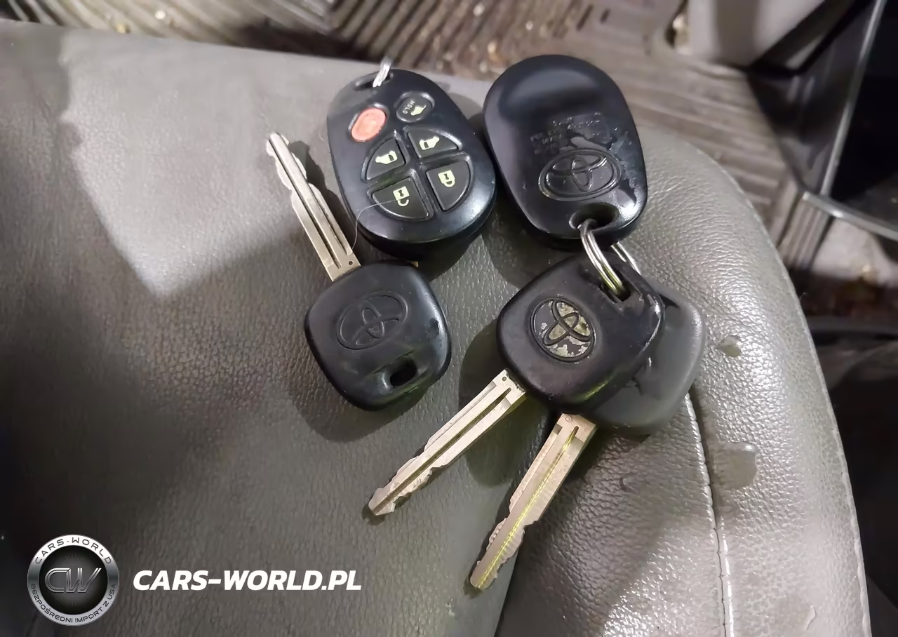 2010 Toyota Sienna Limited VIN:5TDYK4CC5AS323503 - 11