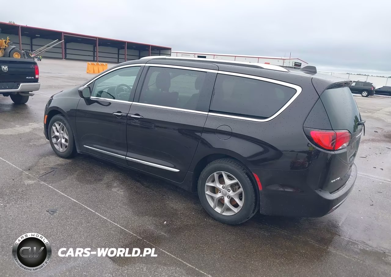 2017 Chrysler Pacifica Touring-L Plus VIN:2C4RC1EG6HR729471 - 3