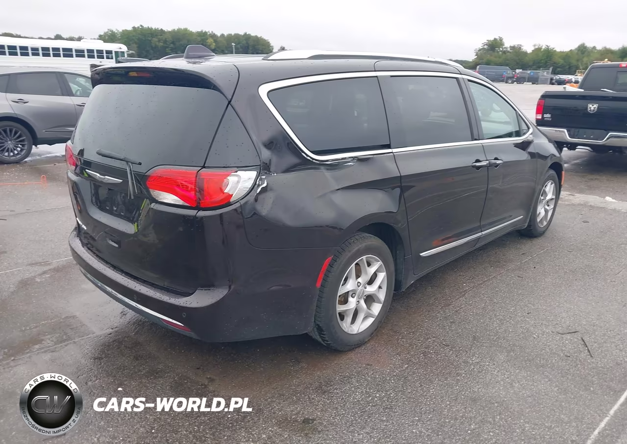 2017 Chrysler Pacifica Touring-L Plus VIN:2C4RC1EG6HR729471 - 4