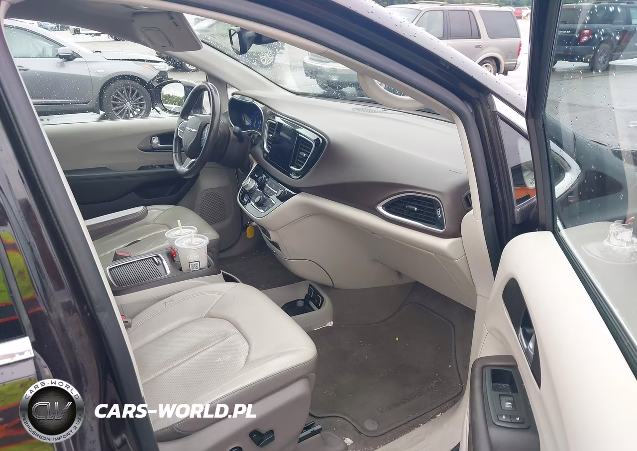 2017 Chrysler Pacifica Touring-L Plus VIN:2C4RC1EG6HR729471 - 5
