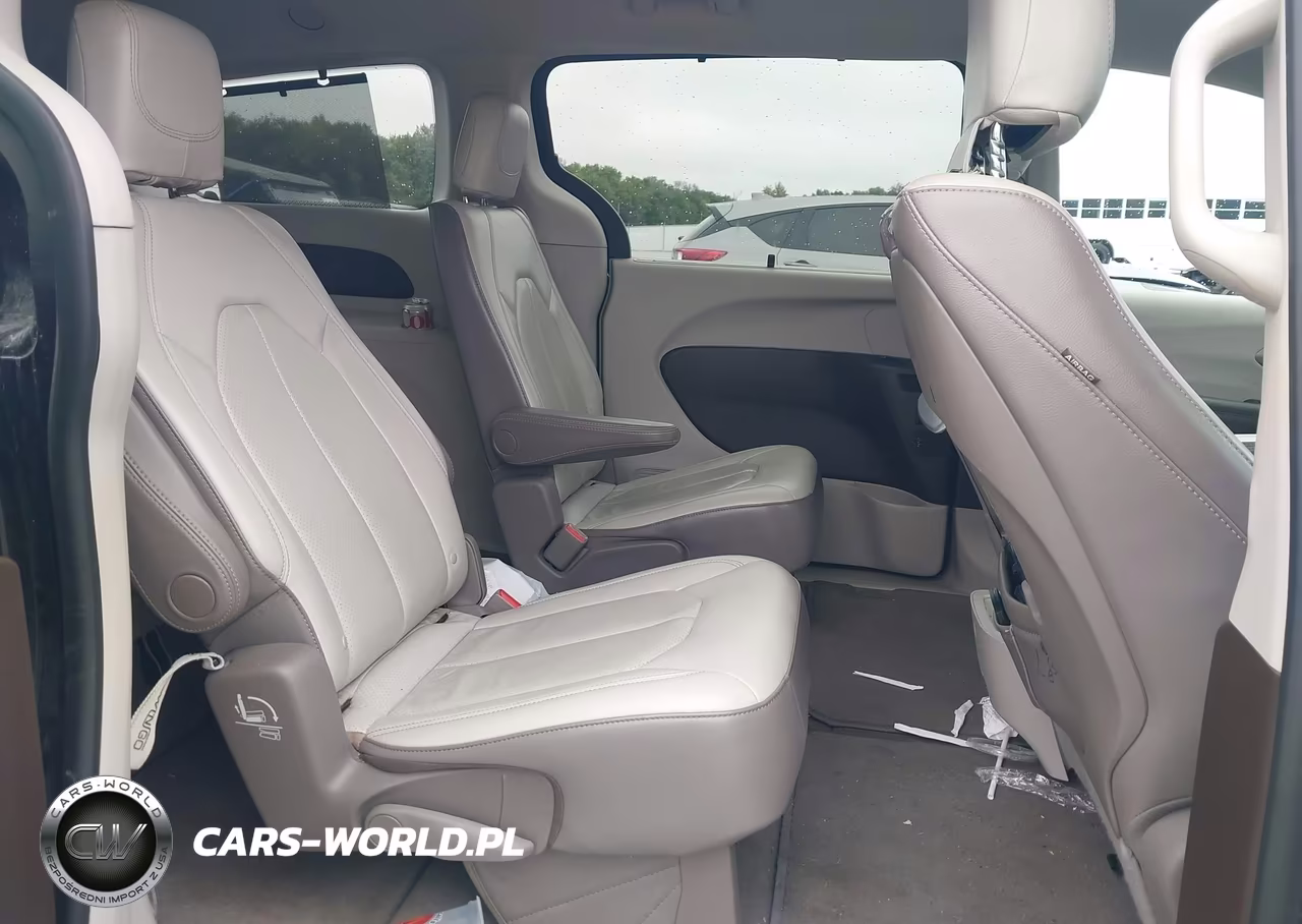 2017 Chrysler Pacifica Touring-L Plus VIN:2C4RC1EG6HR729471 - 8