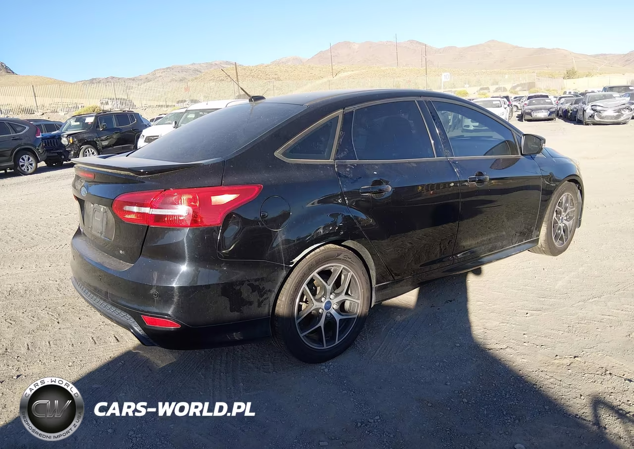 2016 Ford Focus Se VIN:1FADP3F22GL362837 - 4