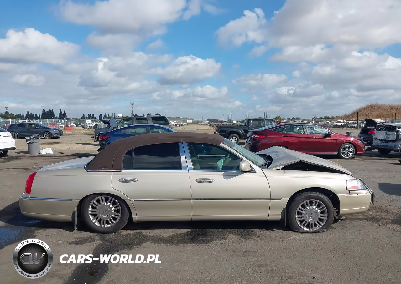2008 Lincoln Town Car Signature Limited VIN:2LNHM82W48X658503 - 13