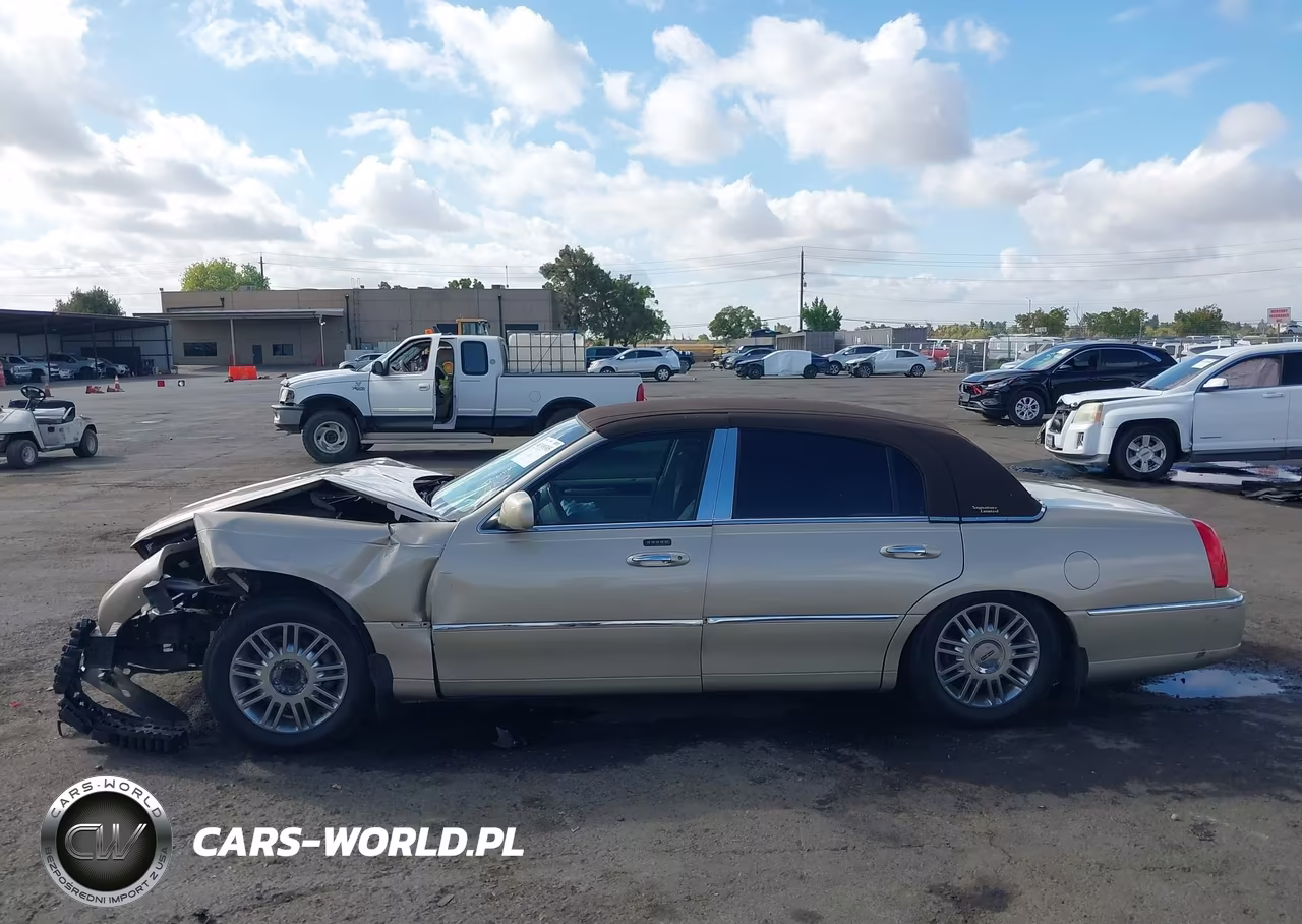 2008 Lincoln Town Car Signature Limited VIN:2LNHM82W48X658503 - 14