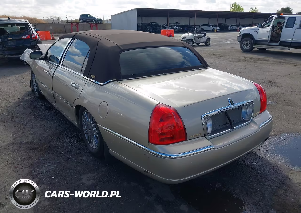 2008 Lincoln Town Car Signature Limited VIN:2LNHM82W48X658503 - 3