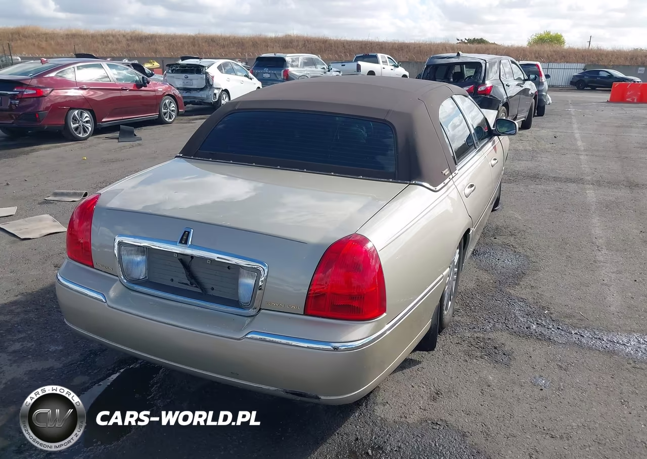 2008 Lincoln Town Car Signature Limited VIN:2LNHM82W48X658503 - 4