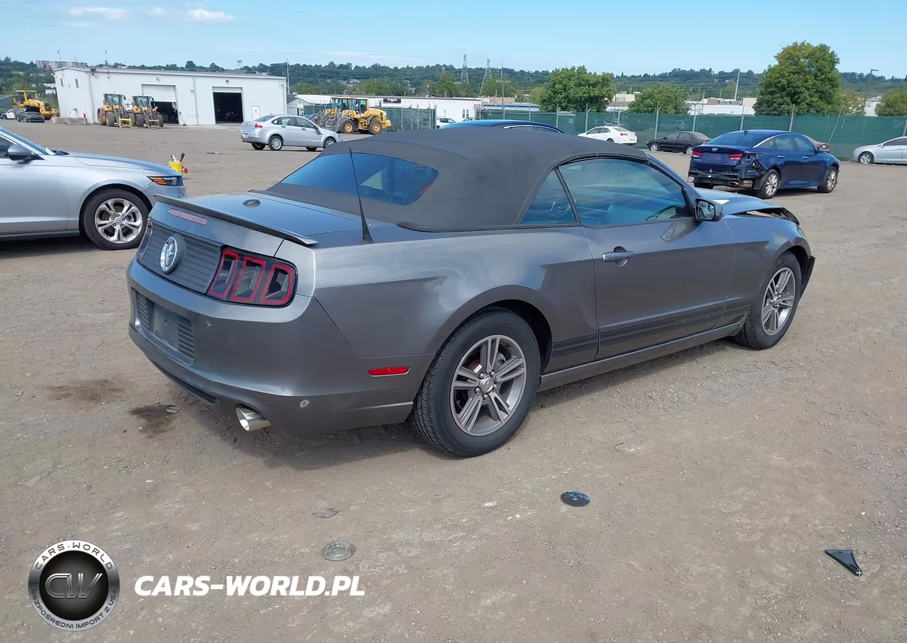 2013 Ford Mustang V6 Premium VIN:1ZVBP8EM6D5213958 - 4