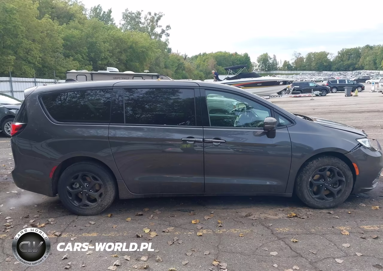 2022 Chrysler Pacifica Hybrid Touring L VIN:2C4RC1L78NR216995 - 13