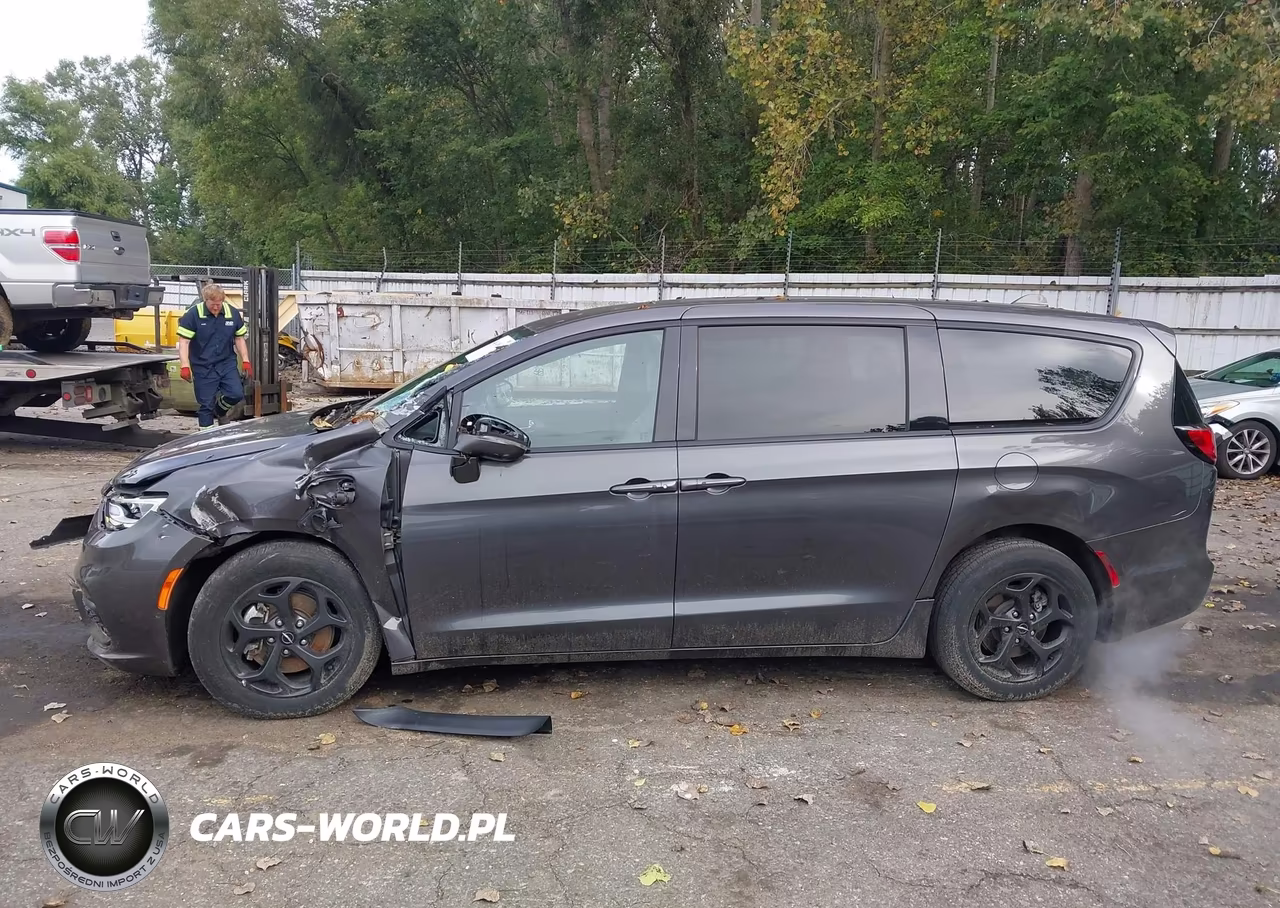 2022 Chrysler Pacifica Hybrid Touring L VIN:2C4RC1L78NR216995 - 14