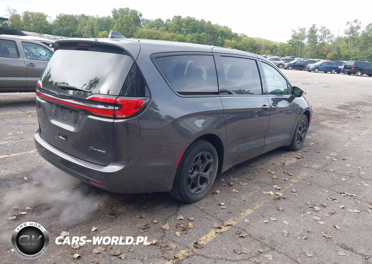 2022 Chrysler Pacifica Hybrid Touring L VIN:2C4RC1L78NR216995 - 4