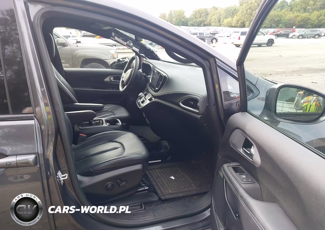 2022 Chrysler Pacifica Hybrid Touring L VIN:2C4RC1L78NR216995 - 5