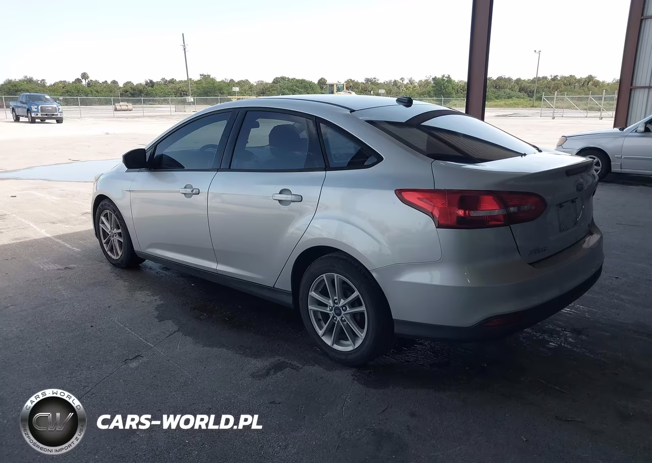2017 Ford Focus Se VIN:1FADP3F23HL345997 - 3