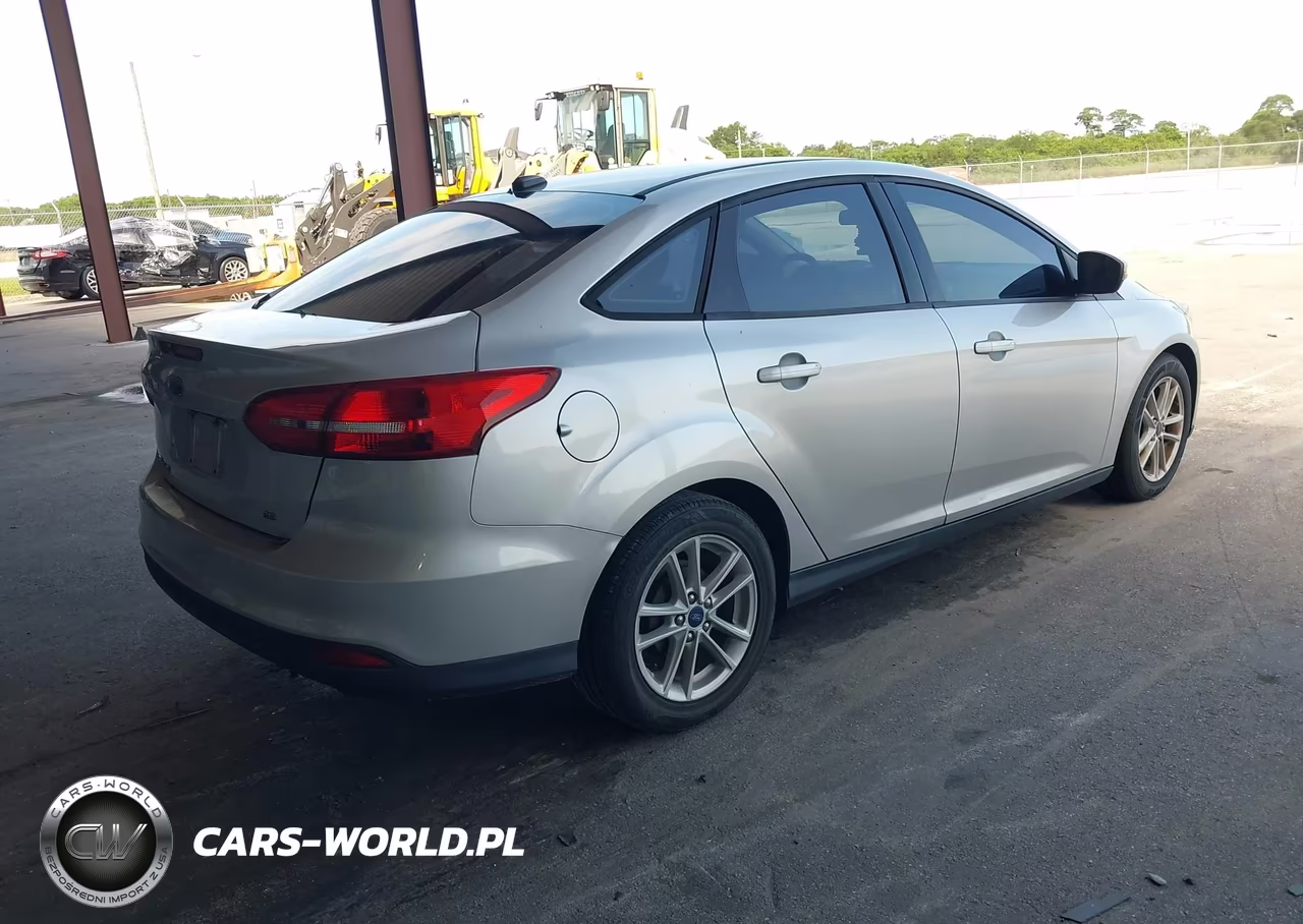 2017 Ford Focus Se VIN:1FADP3F23HL345997 - 4