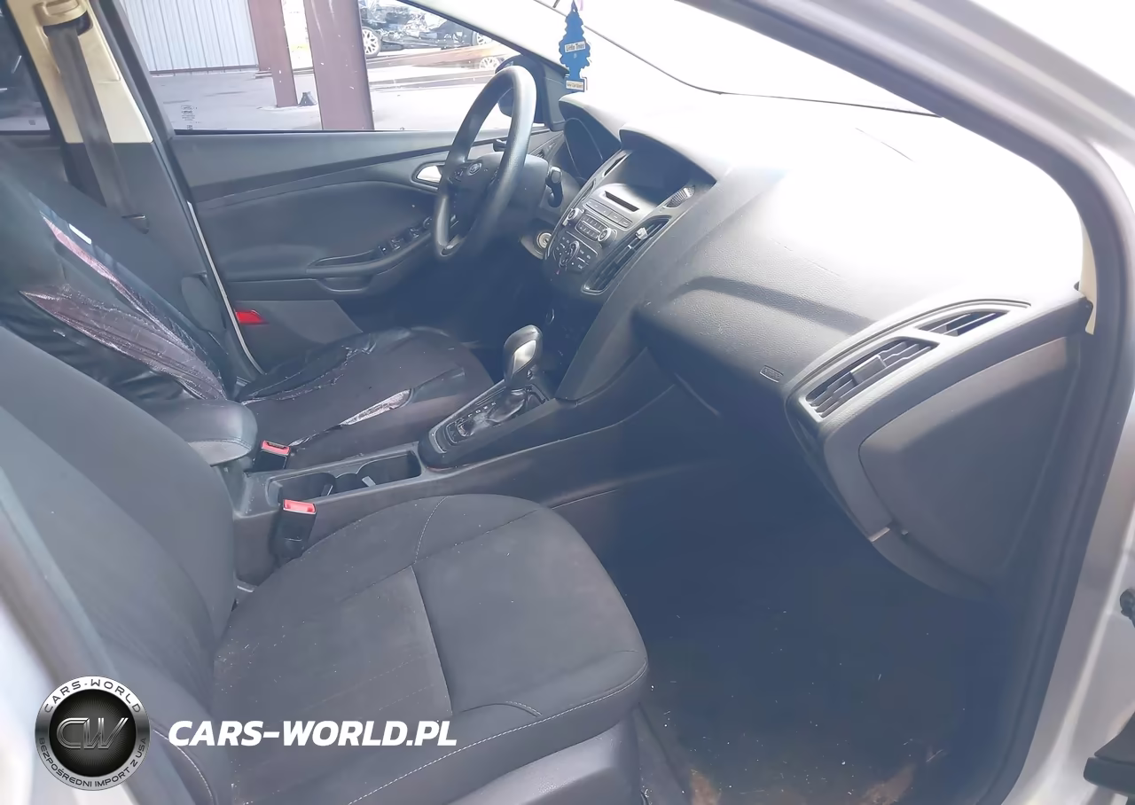 2017 Ford Focus Se VIN:1FADP3F23HL345997 - 5