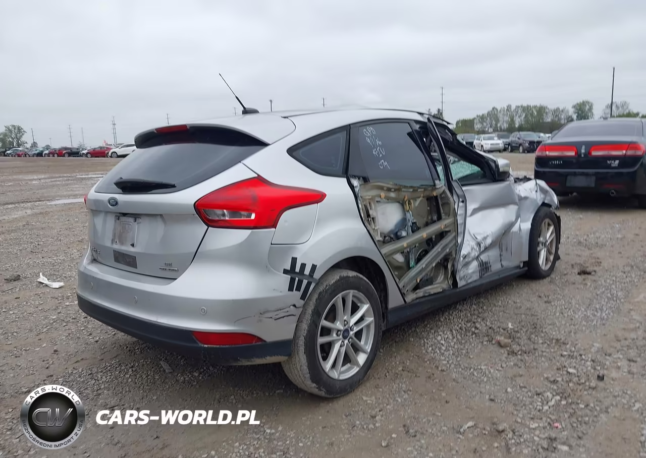 2015 Ford Focus Se VIN:1FADP3K22FL370439 - 4