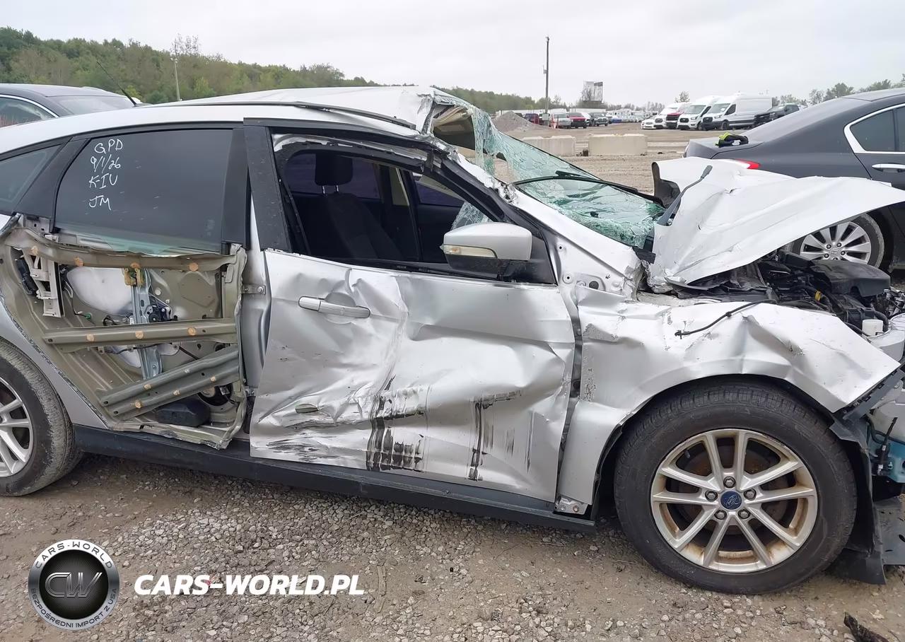 2015 Ford Focus Se VIN:1FADP3K22FL370439 - 6