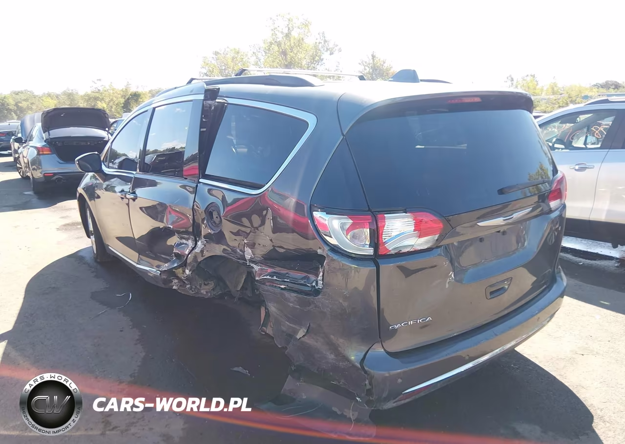 2017 Chrysler Pacifica Touring-L VIN:2C4RC1BG1HR560755 - 3