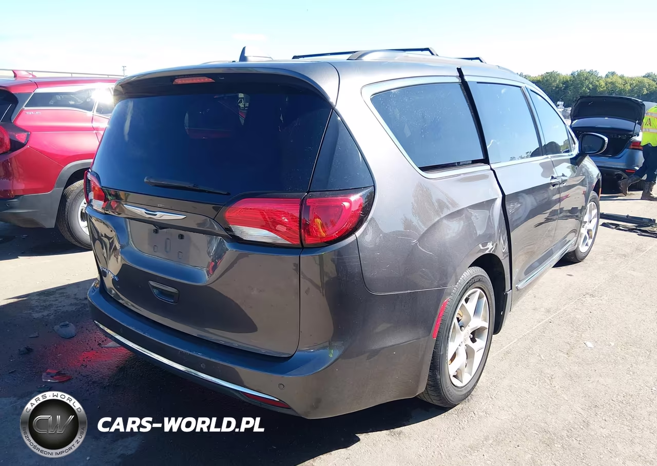 2017 Chrysler Pacifica Touring-L VIN:2C4RC1BG1HR560755 - 4