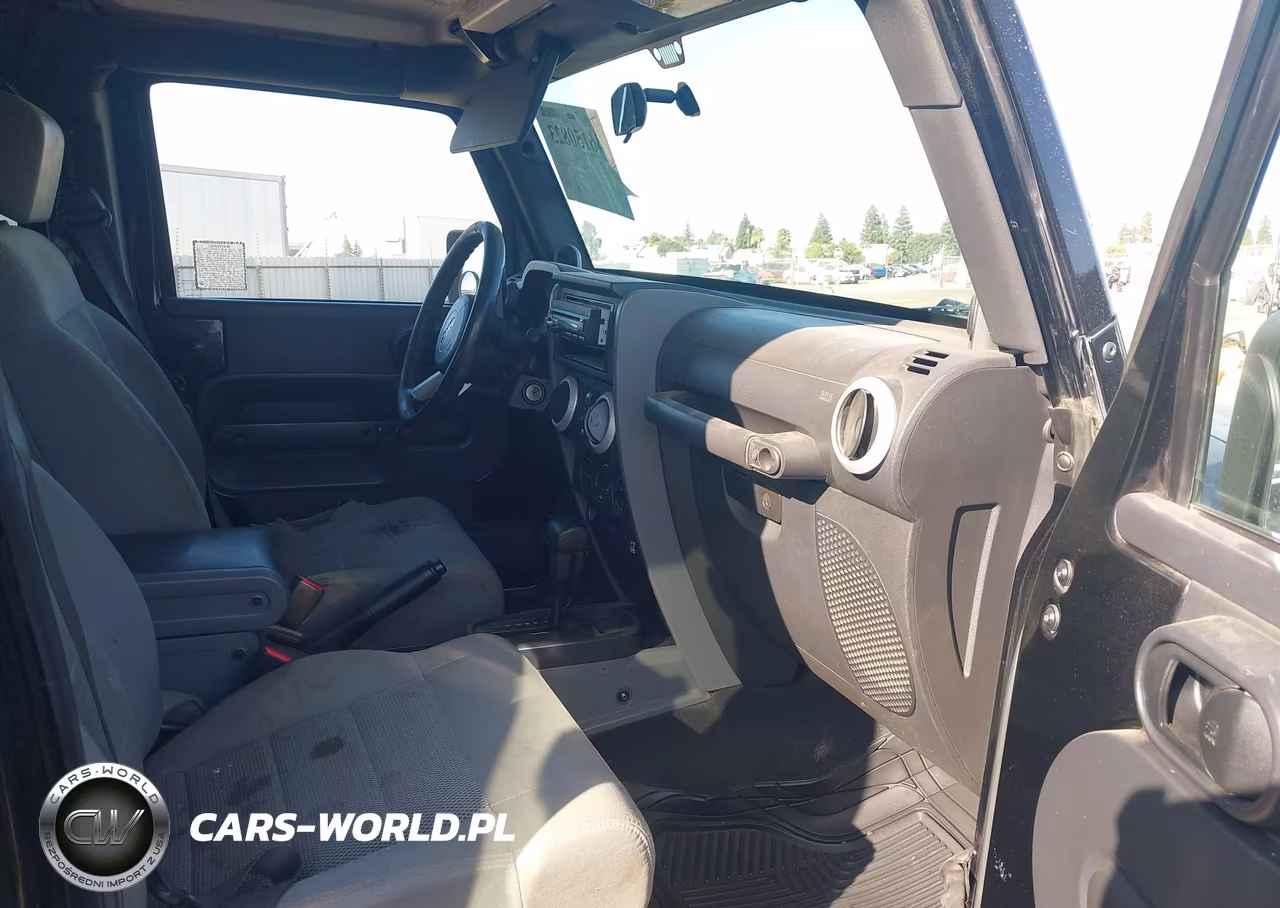 2008 Jeep Wrangler Unlimited Sahara VIN:1J8GA59148L542810 - 5