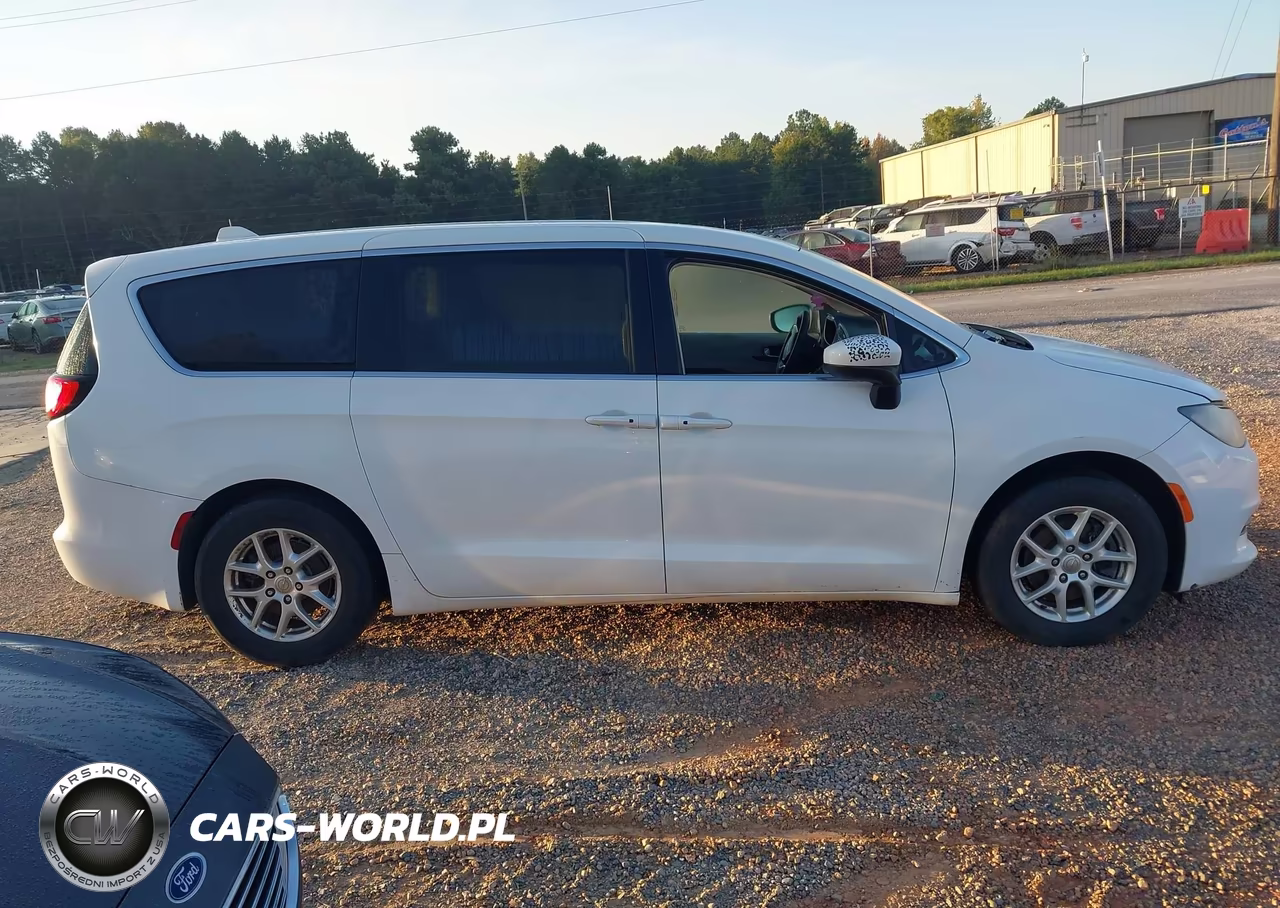 2017 Chrysler Pacifica Touring VIN:2C4RC1DG3HR713181 - 13