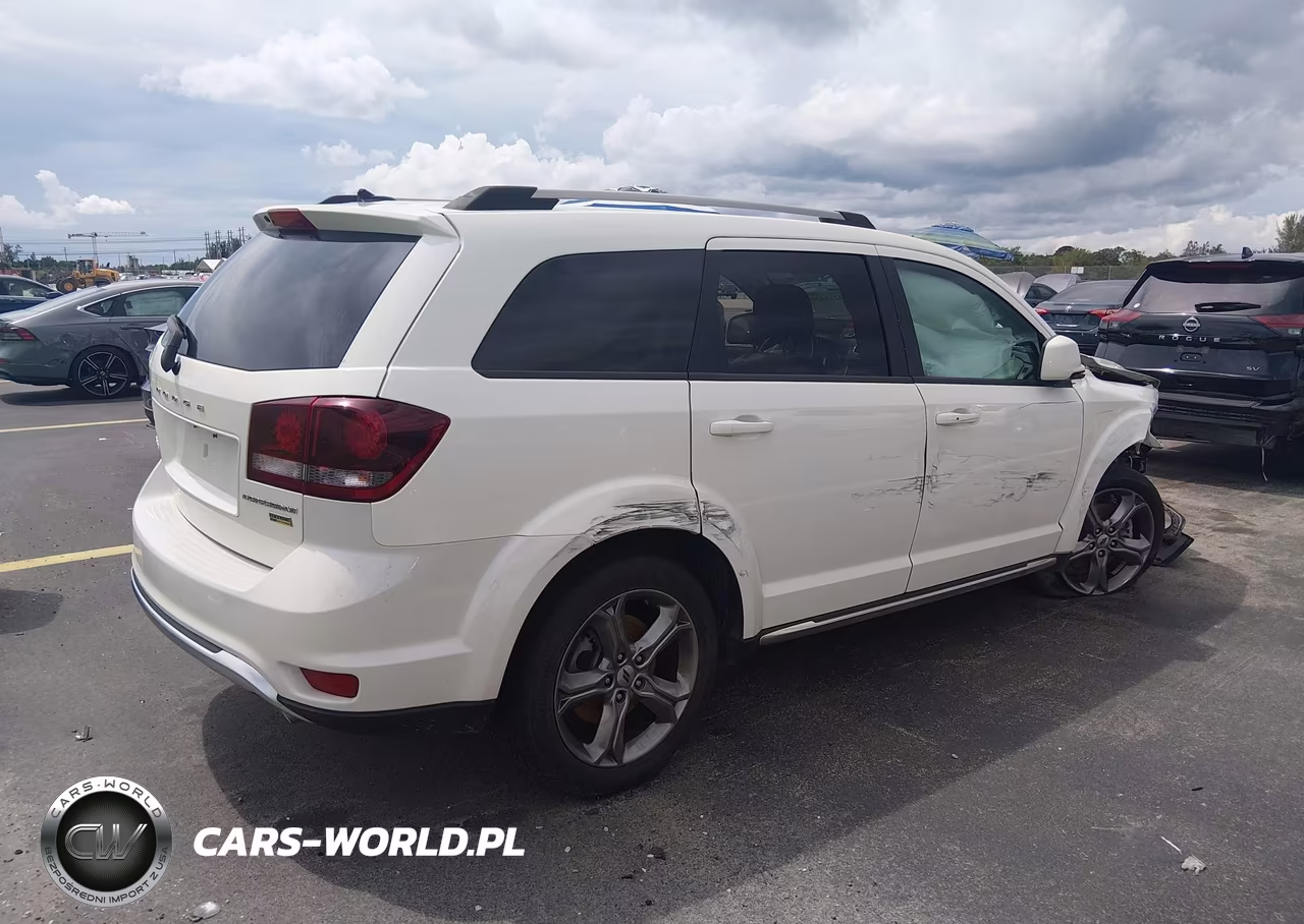 2018 Dodge Journey Crossroad VIN:3C4PDCGG0JT166577 - 4