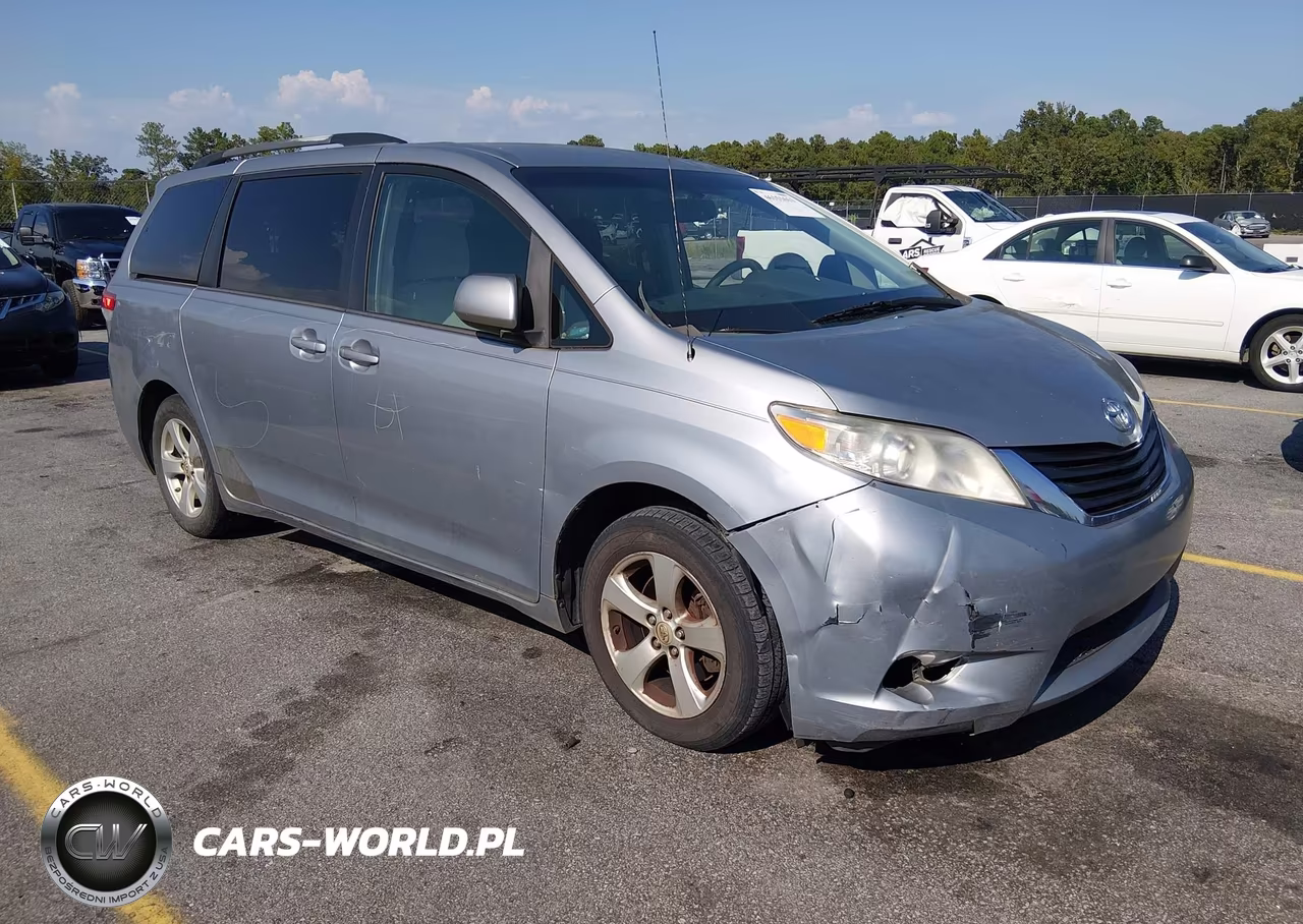 2013 Toyota Sienna Le V6 8 Passenger