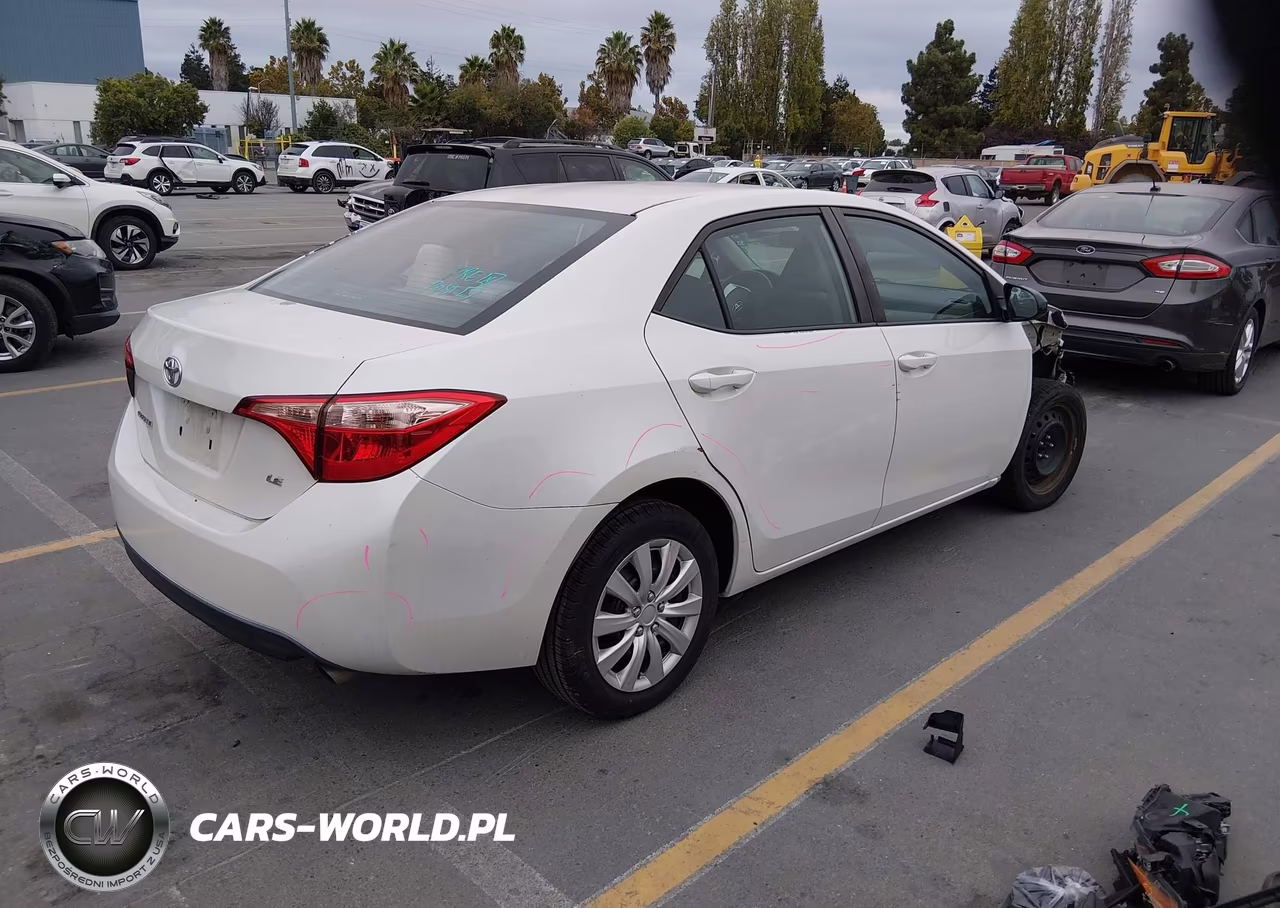 2017 Toyota Corolla Le VIN:5YFBURHE1HP697908 - 4