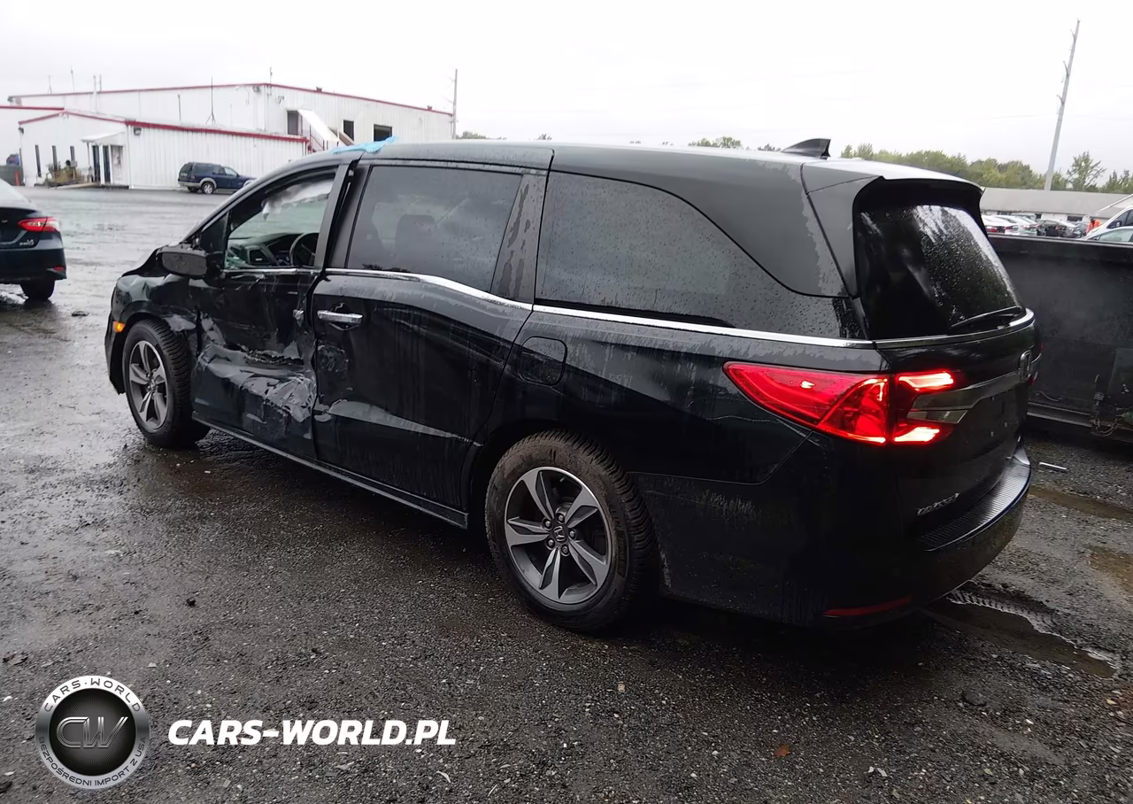 2018 Honda Odyssey Touring VIN:5FNRL6H87JB034371 - 3