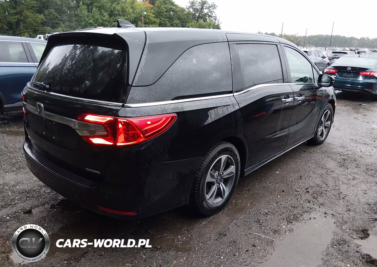 2018 Honda Odyssey Touring VIN:5FNRL6H87JB034371 - 4