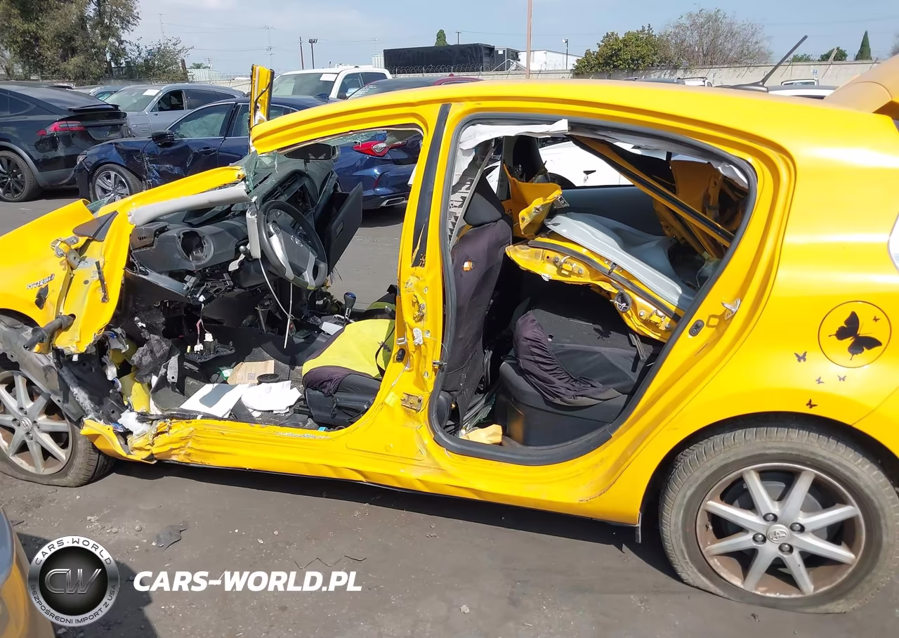2014 Toyota Prius C Three VIN:JTDKDTB37E1079688 - 15