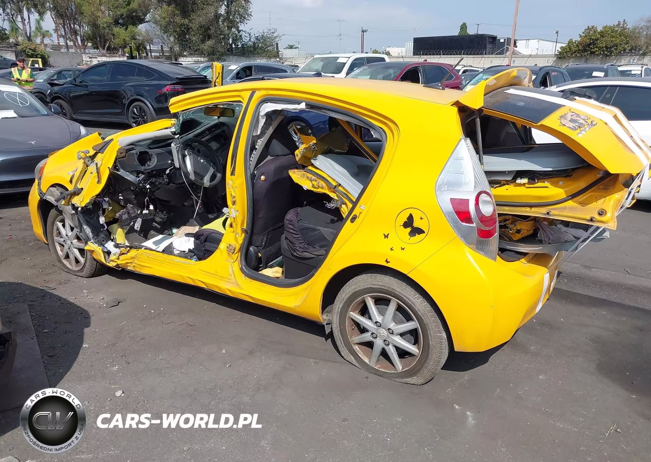 2014 Toyota Prius C Three VIN:JTDKDTB37E1079688 - 3
