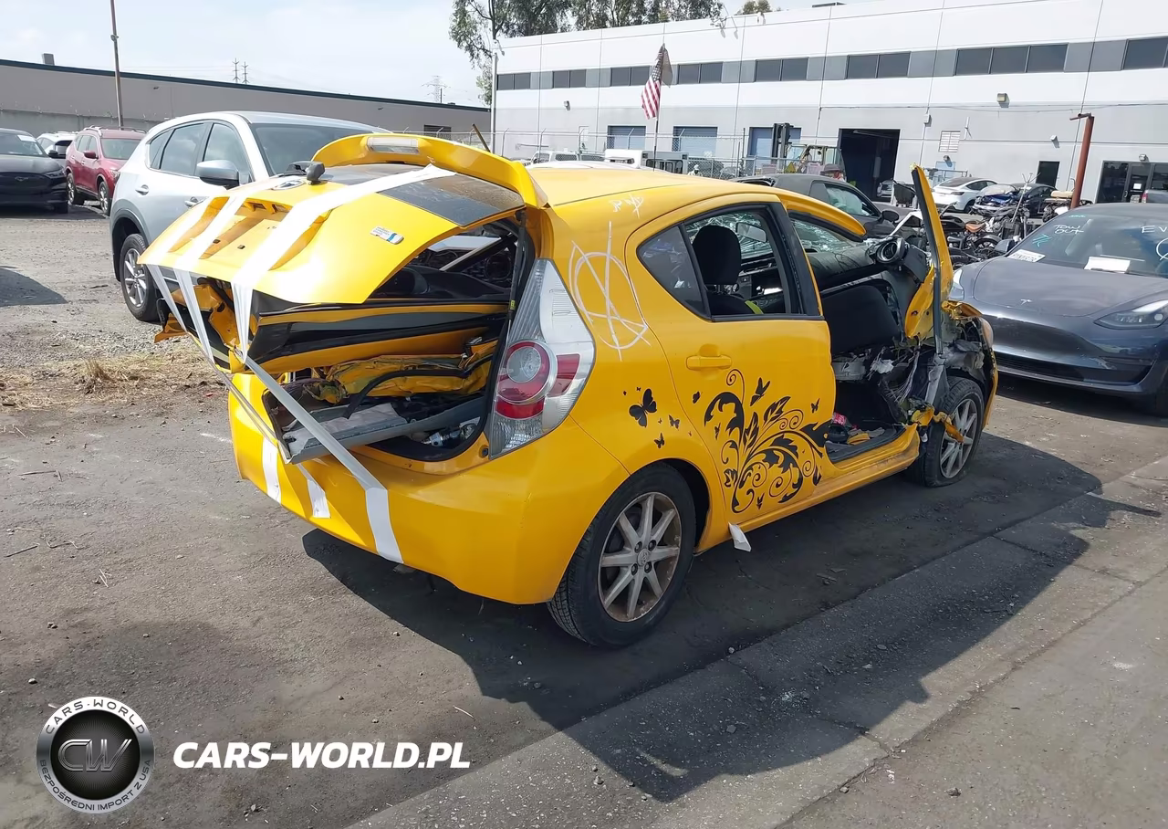 2014 Toyota Prius C Three VIN:JTDKDTB37E1079688 - 4