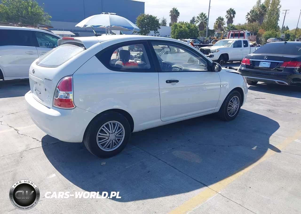2008 Hyundai Accent Gs VIN:KMHCM36C28U083550 - 4