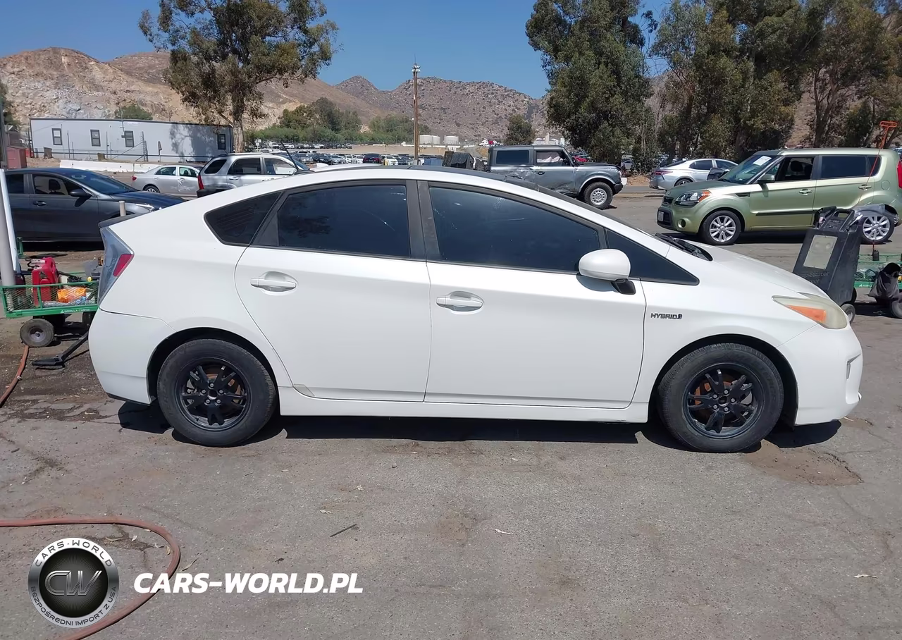 2013 Toyota Prius Four VIN:JTDKN3DU9D5557426 - 13
