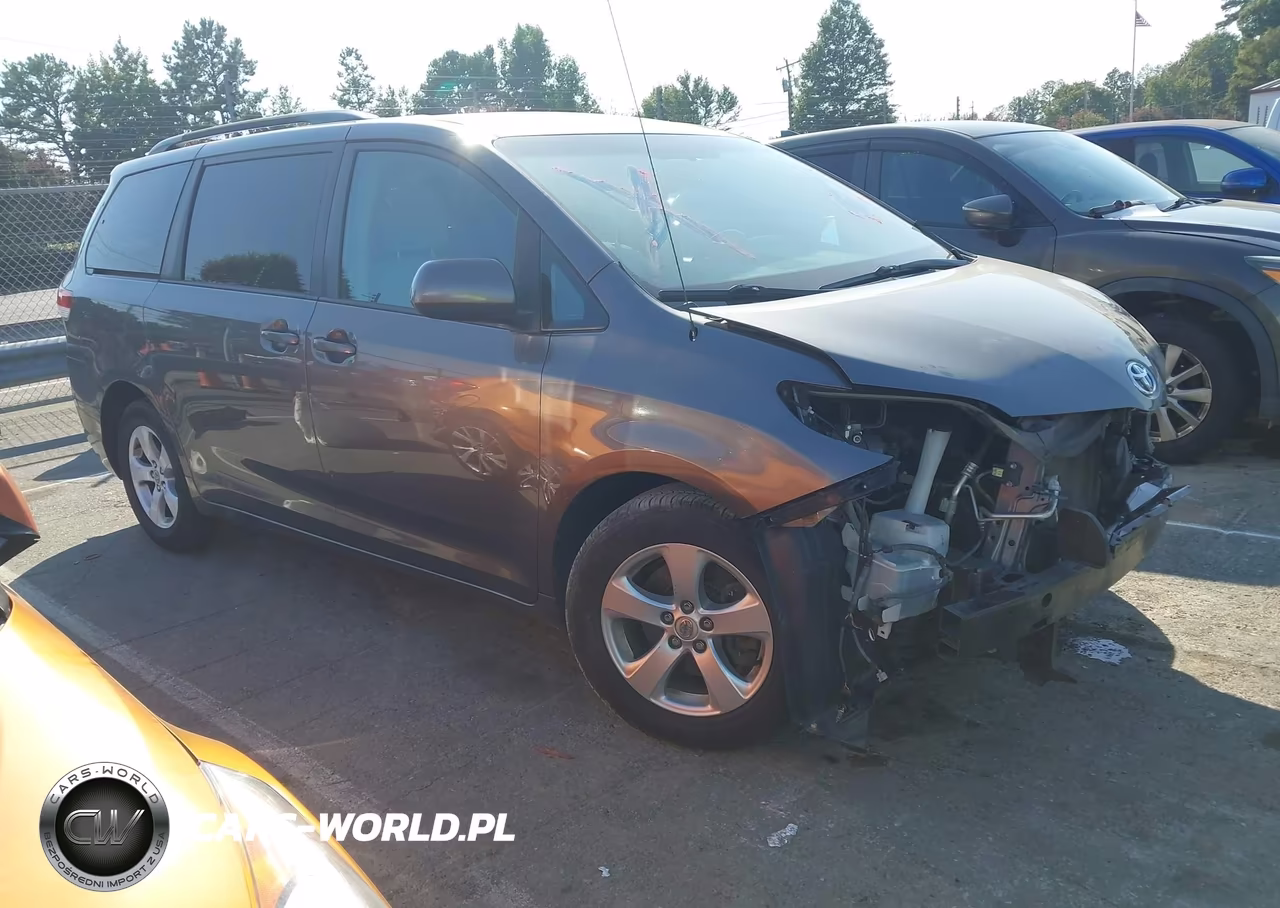 2013 Toyota Sienna Le V6 8 Passenger