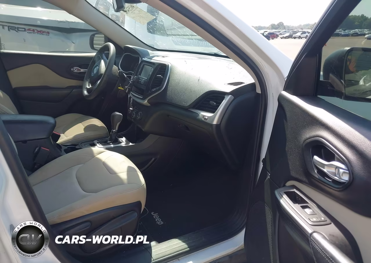 2015 Jeep Cherokee Sport VIN:1C4PJLAB8FW579130 - 5